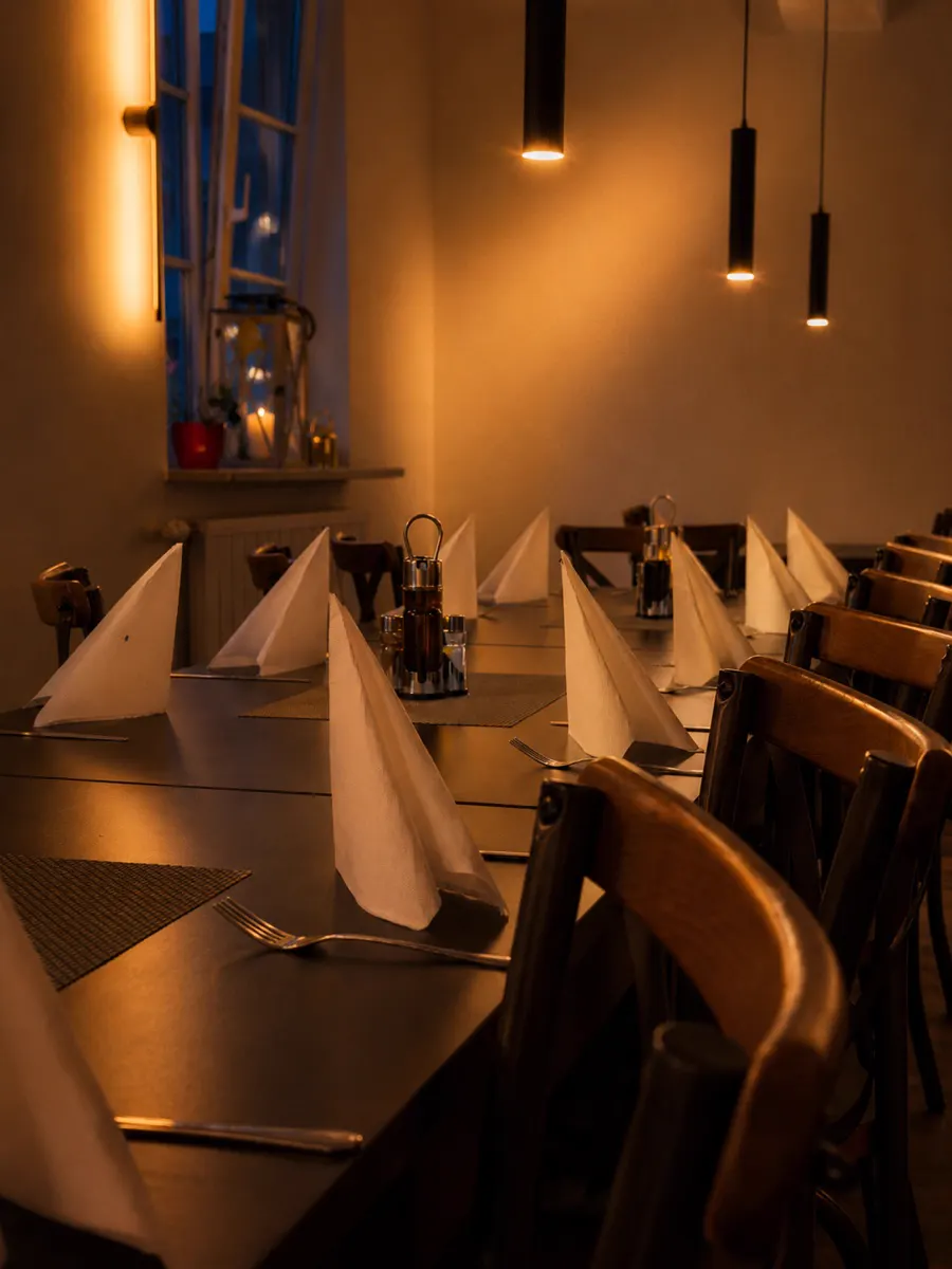 Gedeckter Tisch im La Fenice am Abend