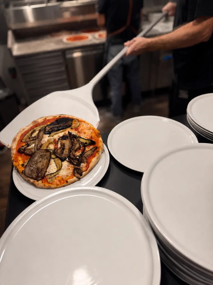Pizza mit Gemüse, frisch aus dem Ofen